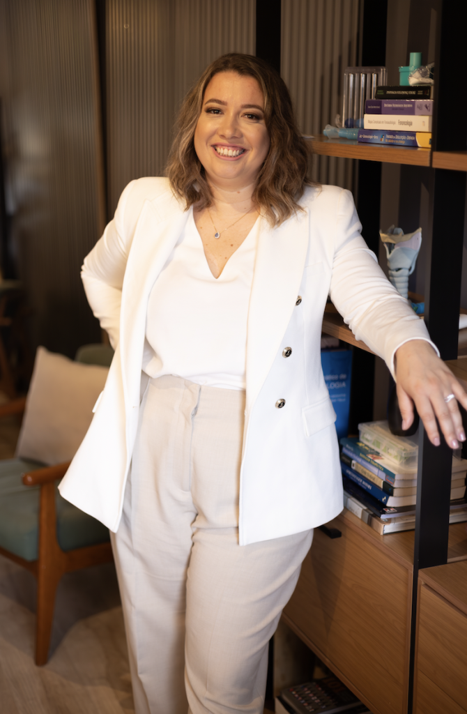 fonoaudióloga en pie