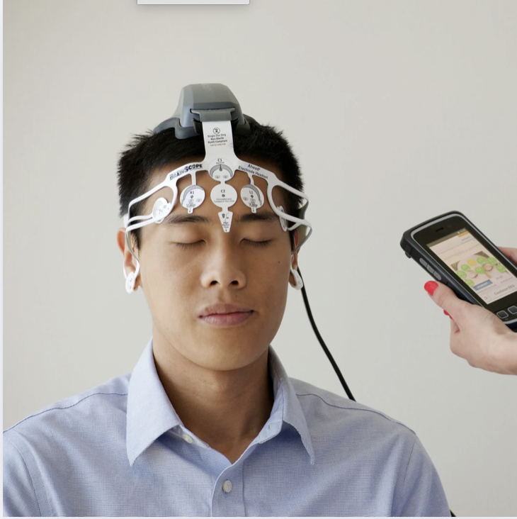 Joven con estimulador cerebral posicionado en su cabeza para neuromodulación